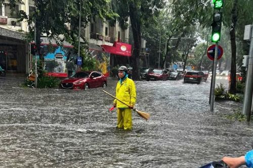 Mưa lớn kéo dài, nhiều tuyến phố Hà Nội chìm trong biển nước