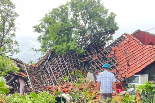Dông lốc tốc mái hàng trăm ngôi nhà, Chủ tịch TP Hải Phòng chỉ đạo khắc phục