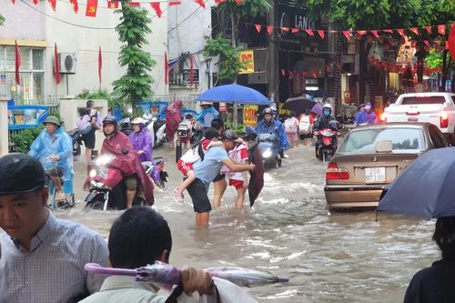 Mưa như trút, người dân Hà Nội vật vã trở về nhà trong biển nước