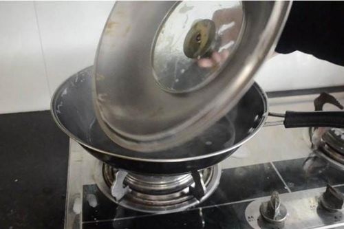 Nắp nồi bẩn hóa sạch bóng nhờ chiêu úp ngược đơn giản