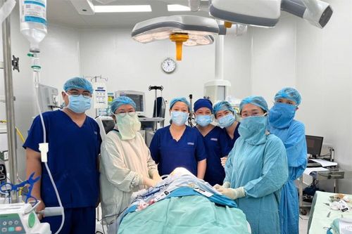 Bé trai 5 tuổi bị chó cắn biến dạng khuôn mặt