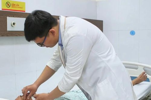 Đau mặt 1 bên không ngờ u tuyến mang tai chèn ép dây thần kinh mặt