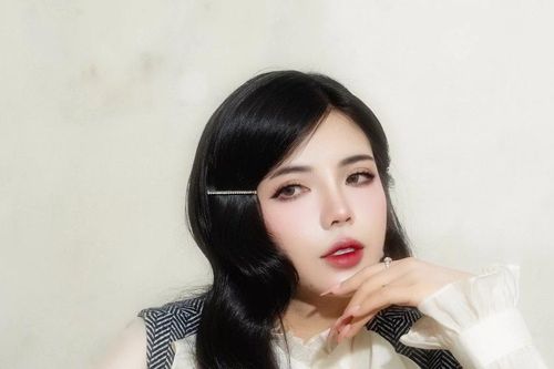 Nữ MC Esports nháy mắt nũng nịu khiến fan nam 'đổ gục'