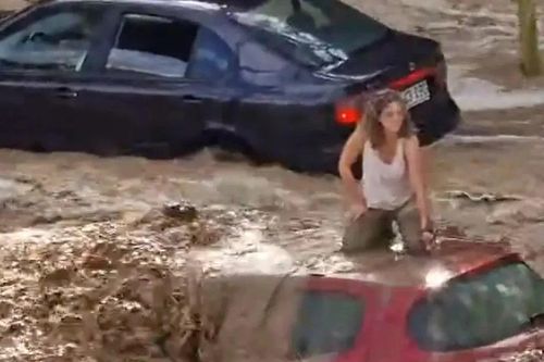 Cảnh đường hóa sông, mưa lũ cuốn phăng loạt ô tô