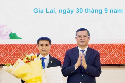 Trao Quyết định công nhận Hiệu trưởng Trường ĐH Quy Nhơn cho PGS.TS Đoàn Đức Tùng
