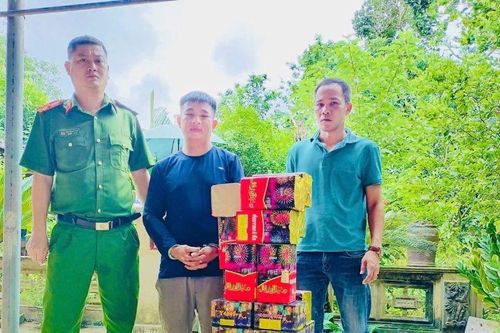 Công an Phú Thọ bắt giữ đối tượng tàng trữ, vận chuyển 38kg pháo hoa nổ