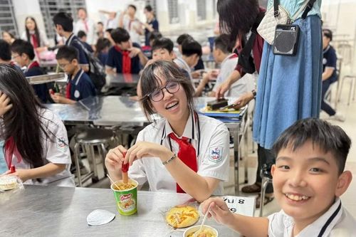 Trường học Hà Nội tổ chức ăn tối, hỗ trợ học sinh ở lại trường do mưa ngập