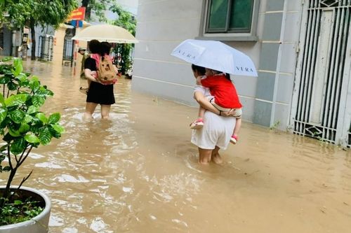 Hà Nội: Nhiều tuyến phố ngập như sông, người dân vất vả khi di chuyển