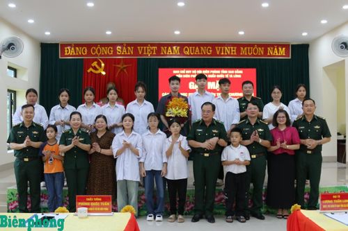 Đồng hành cùng 'con nuôi' trong hành trình chinh phục ước mơ