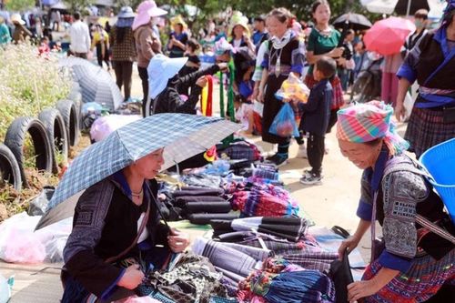 Dập dìu chợ phiên Nậm Pắt