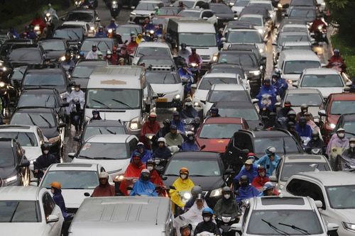Hà Nội mưa lớn, nhiều tuyến đường ngập sâu, giao thông tê liệt