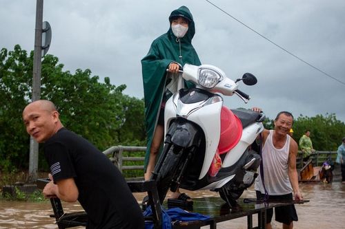 Đường ngập sâu cả mét, người dân chen nhau thuê kéo xe qua đường