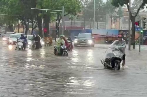 Hà Nội mưa lớn, ngập nhiều tuyến đường