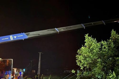 Điện lực Quảng Trị xuyên đêm khắc phục hậu quả bão số 10