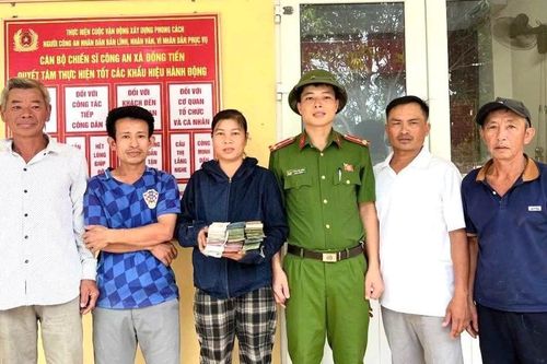 Đang chằng nhà chống bão, 4 người nhặt được bọc tiền lớn