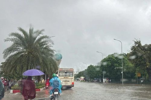 Điểm danh một số tuyến đường Hà Nội bị ngập, giao thông ùn tắc