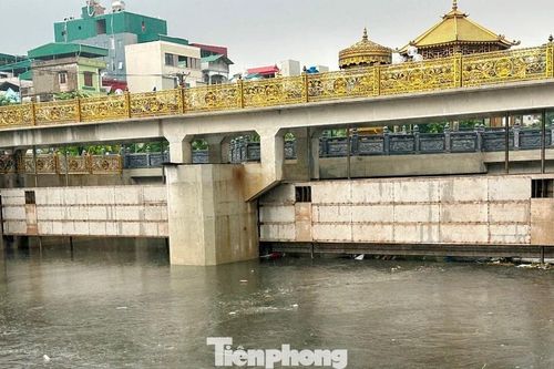 Đập dâng vận hành ra sao khi nước sông Tô Lịch dâng gần 5 mét