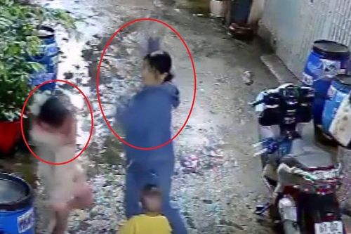 Clip người phụ nữ nhổ nước bọt và tấn công bé gái hàng xóm
