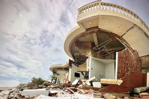 Bão số 10 'quật nát' hàng chục căn villa, khu du lịch biển tan hoang