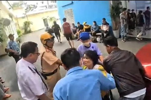 Clip CSGT 'mở đường' đưa thai phụ kịp đến bệnh viện sinh con