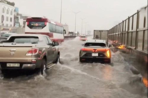 Đường Vành đai 3 trên cao Hà Nội biến thành 'sông', ô tô chết máy hàng loạt