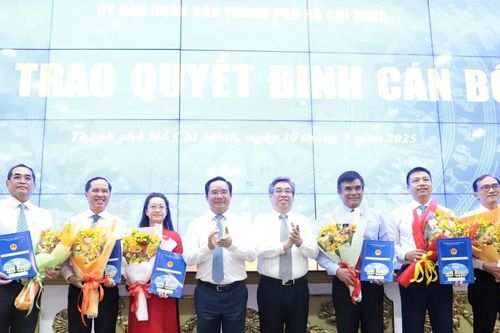UBND TPHCM tổ chức lễ trao quyết định cán bộ