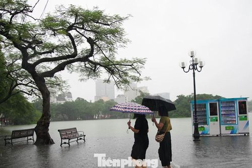 Nước hồ Gươm tràn bờ, nhiều tuyến phố cổ ngập sâu