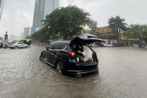 Hà Nội ngập, ùn tắc kéo dài giờ tan tầm: Người dân chui vào cốp xe chờ nước rút