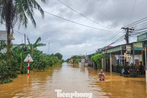 Bà tử vong, cháu mất tích khi chèo thuyền vượt lũ