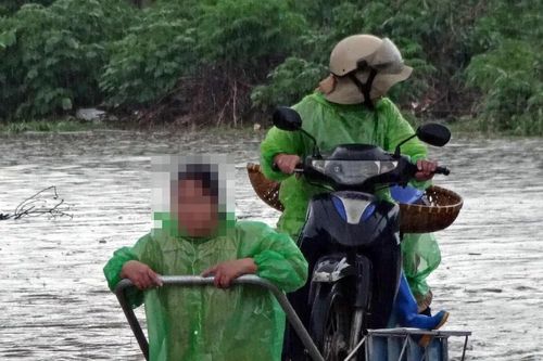 Hà Nội: Xe máy qua điểm ngập bằng xe ba gác giá 150-200 nghìn đồng/lượt