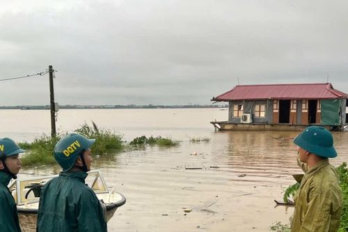 Nước sông Hồng lên cao, Hà Nội vận động dân rời thuyền lên bờ