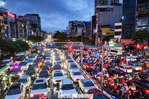 Hà Nội mưa lớn, lụt sâu, ùn tắc kéo dài, nhiều người bỏ xe đi bộ về nhà