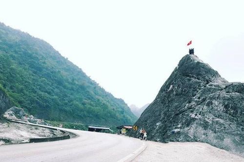 Leo núi chụp ảnh ở đèo Đá Trắng, một người trượt chân tử vong
