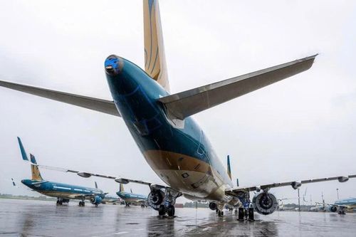 Mưa dông kinh hoàng 'bủa vây' 90 chuyến bay tới Hà Nội
