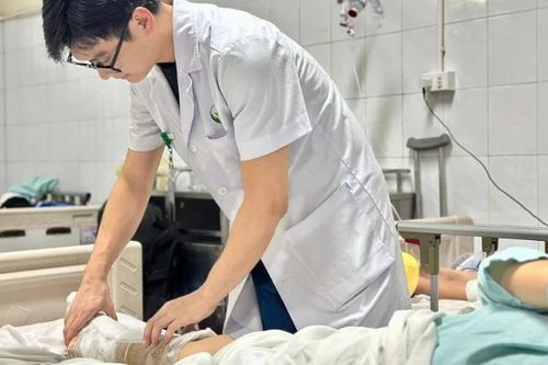 Nhiều điểm tại Hà Nội ngập nặng, loạt bệnh viện lớn dừng khám ngoại trú