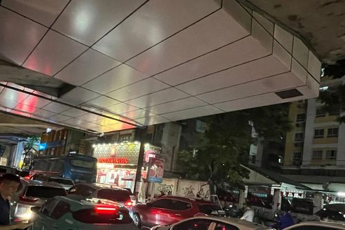 Hà Nội: Đường phố thành sông, học sinh lội nước 4 tiếng vẫn chưa về đến nhà