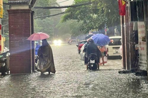 Bão số 10 tràn về sáng 30/9, Hà Nội tê liệt trong biển nước