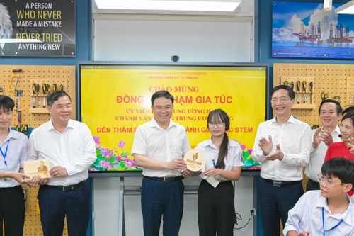 Petrovietnam/PV GAS trao tặng phòng thực hành STEM tại Ninh Bình: Chung tay thực hiện đột phá phát triển giáo dục