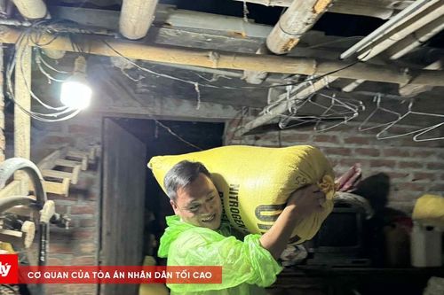 Trắng đêm chạy lũ giúp dân ở Cao Bằng