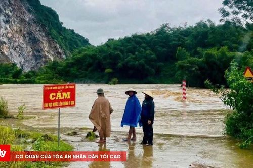 Chạy đua với lũ cứu hơn 45.000 người bị cô lập