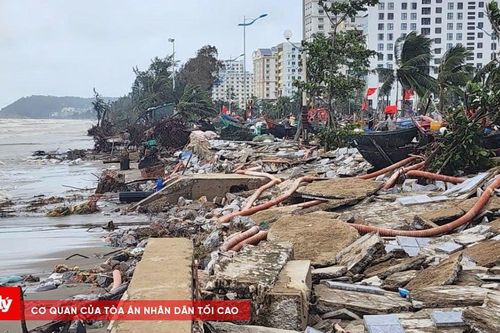 Phố biển Sầm Sơn tan hoang sau bão số 10