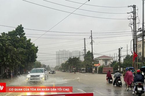 Nhiều tuyến phố trung tâm Thái Nguyên ngập sâu do mưa lớn