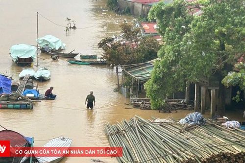Hàng trăm tiểu thương chợ Vạn Hà 'nín thở' khi nước sông Chu mấp mé