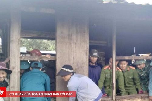 Hơn 150 quân và dân hợp sức khiêng 7 ngôi nhà khỏi khu vực có nguy cơ sạt lở