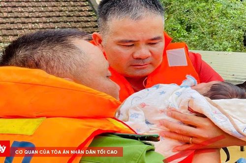 Ngập lụt lịch sử, hàng trăm ngôi nhà bị cô lập