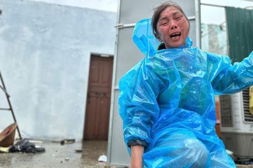 Một tháng, bão 'tháo nhà' 2 lần, người phụ nữ òa khóc giữa đống gạch vỡ