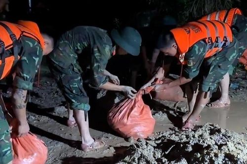 Hàng trăm người xuyên đêm khắc phục sự cố tràn 1.500m đê ở Thanh Hóa
