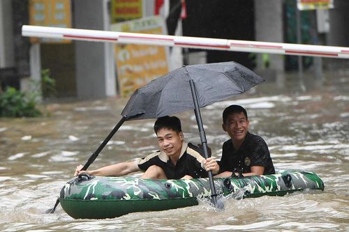 Người Hà Nội dò dẫm tìm đường, chèo thuyền phao trong cơn mưa xối xả