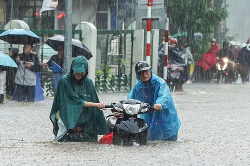 Hà Nội ngập giữa mênh mông biển nước, nhiều tuyến đường không thể di chuyển