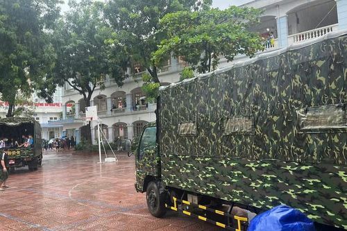 Hà Nội: Quân đội điều xe đến trường chở học sinh thoát điểm ngập sâu